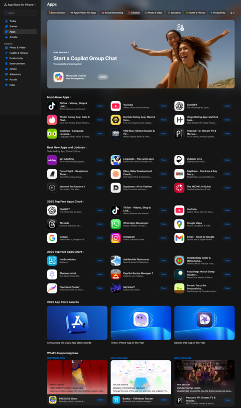 App Store da Apple para iPhone exibindo a seção “Apps” em modo escuro, com banner do Microsoft Copilot e listas/rankings de apps populares como TikTok, YouTube, ChatGPT, Bumble e HBO Max, além de prêmios e destaques de 2025.